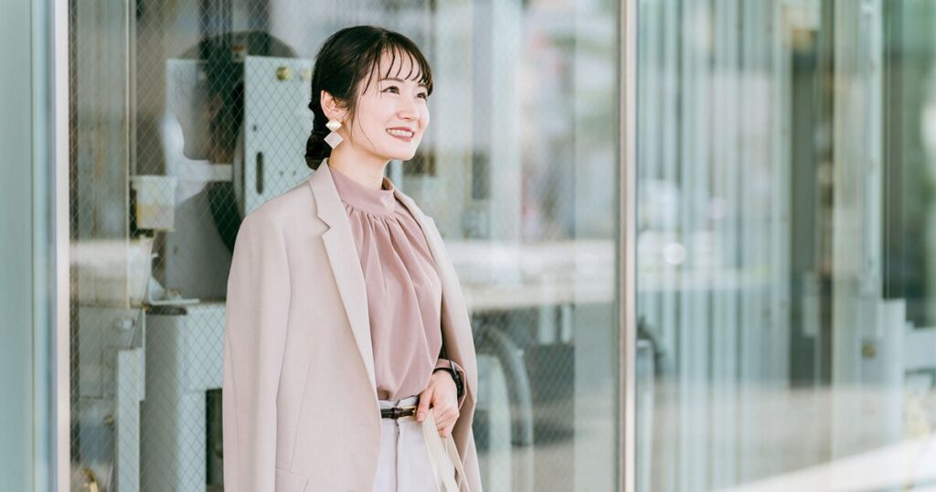 一般事務の仕事を終えて定時退社する女性