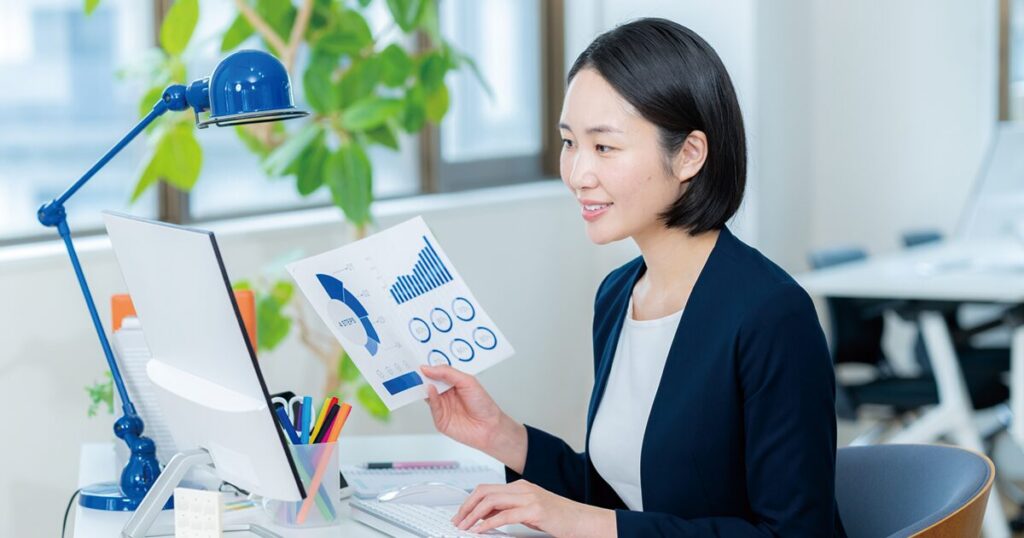OA事務としてパソコンを使いデータを確認している女性