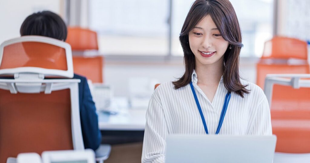 派遣を辞める時の流れや手続きを確認している派遣社員の女性