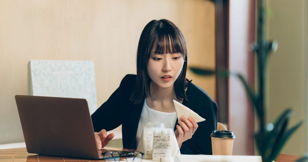 仕事が忙しく休憩をとらずに頑張りすぎてしまっている女性のイメージ