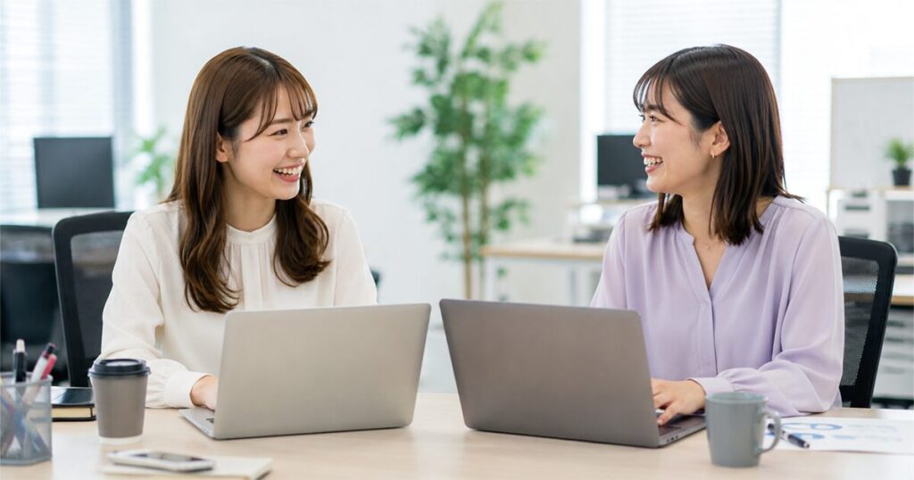 登録型派遣のメリットを感じながら同僚と笑顔で働く女性のイメージ