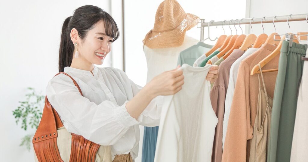 平日休みのメリットである、混雑を避けてショッピングを楽しんでいる女性のイメージ