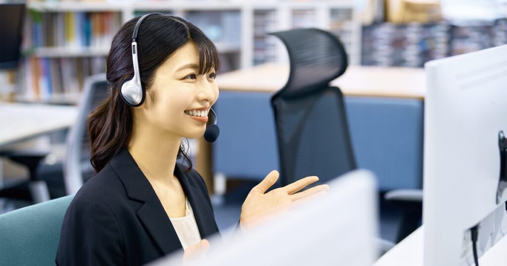 平日休みの仕事として人気のコールセンターで働く女性のイメージ