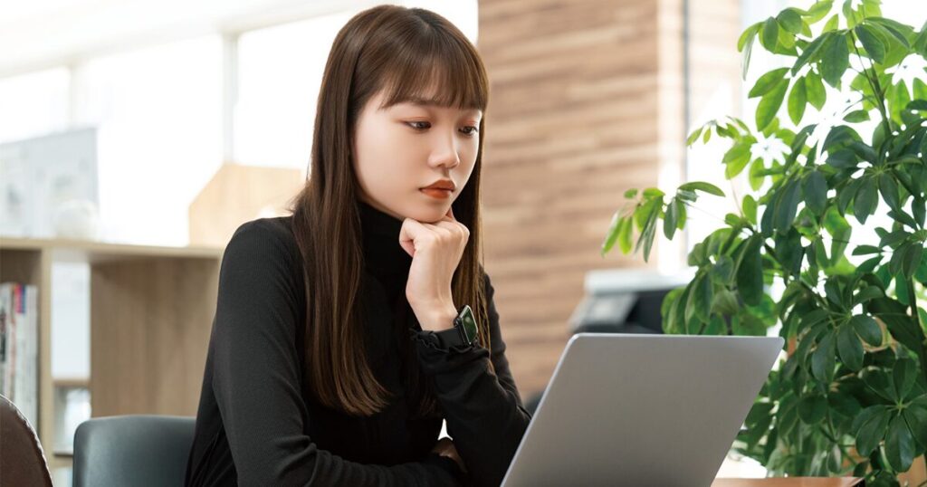 仕事が続かないことについて考えている20代の女性