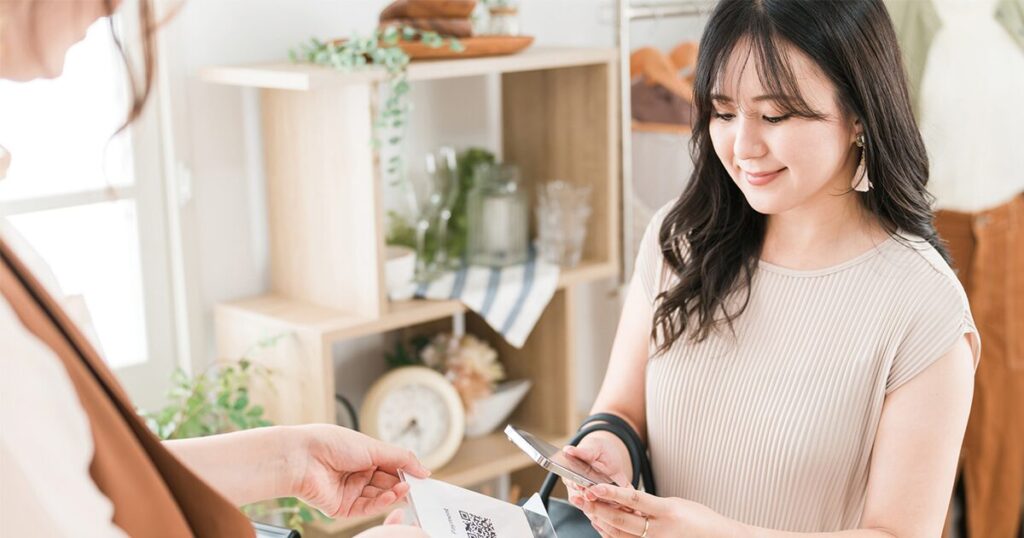 一般事務の給与事情をイメージした会計中の女性