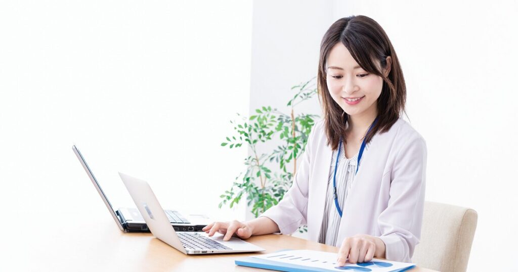 OA事務でパソコンを使いデータや資料を確認する女性
