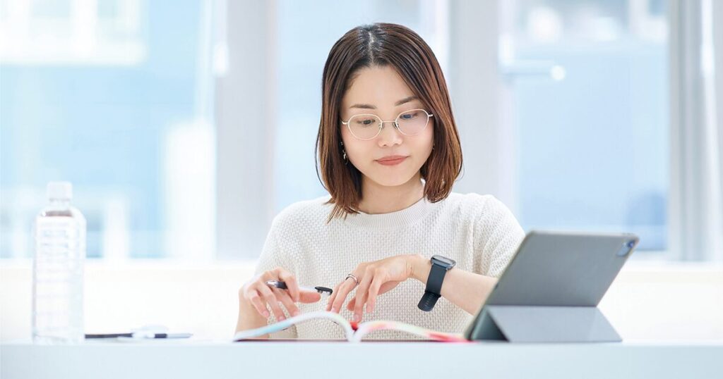 OA事務に役立つ資格取得のための勉強をしている女性