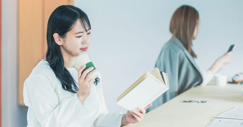 平日休みの一人時間を有効活用して、カフェで読書をしている女性のイメージ