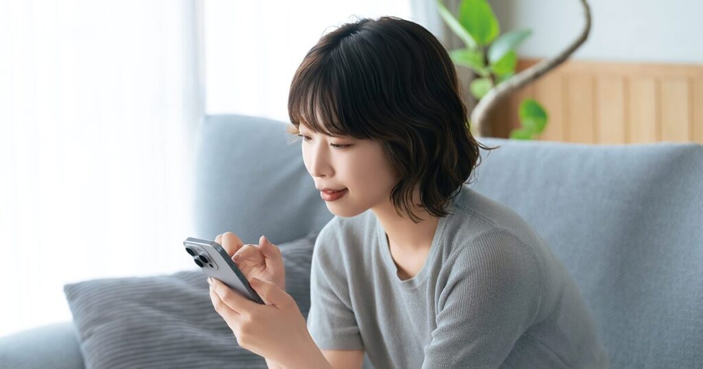 派遣会社へ退職の意思と辞める理由をメールで伝えている派遣社員の女性