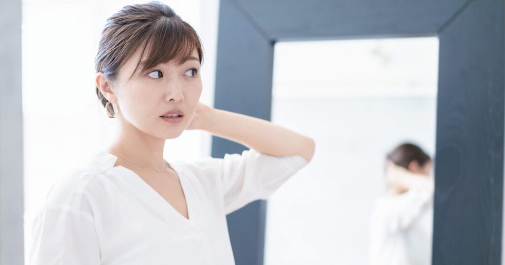 仕事に出かける準備をしている女性