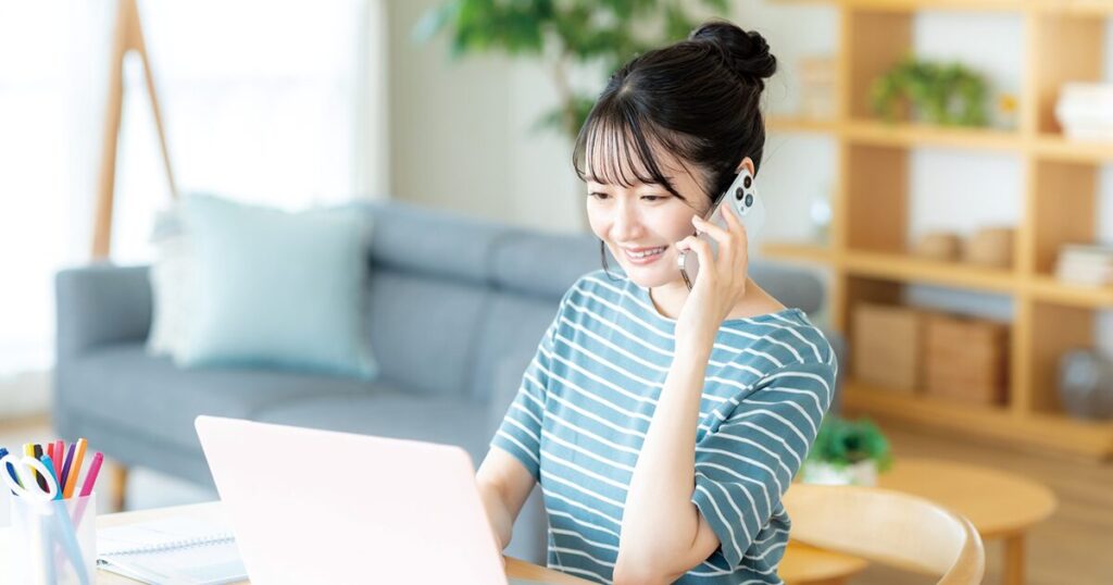 在宅でパソコンを使って仕事をしている女性