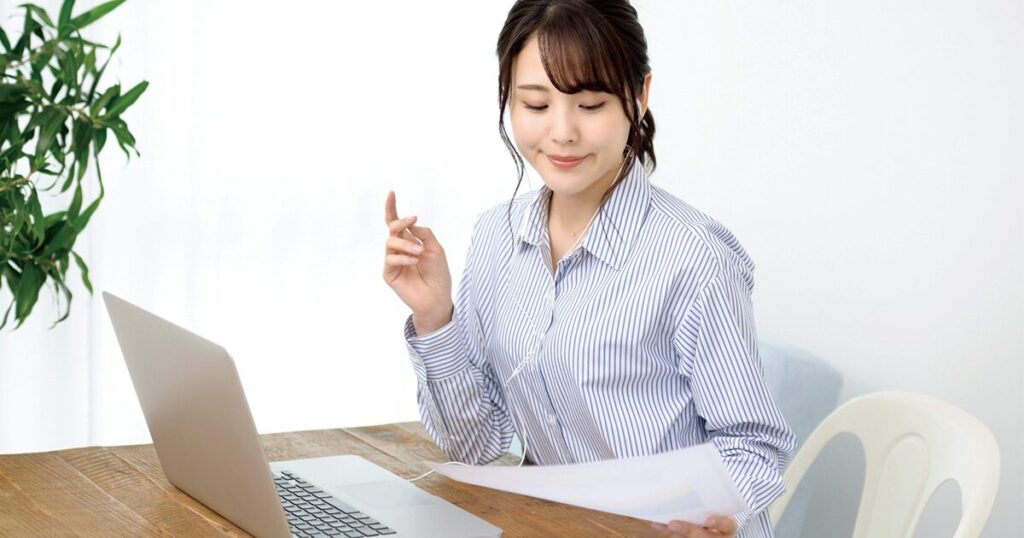 派遣とパートの働き方を比較している専業主婦の女性