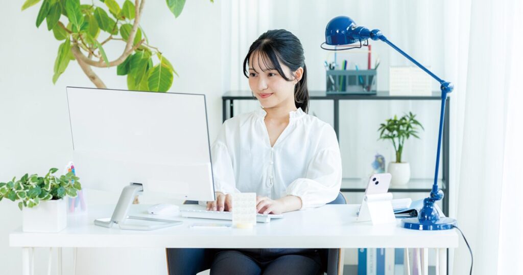 人と関わらないで一人でパソコンを使って仕事をしている女性