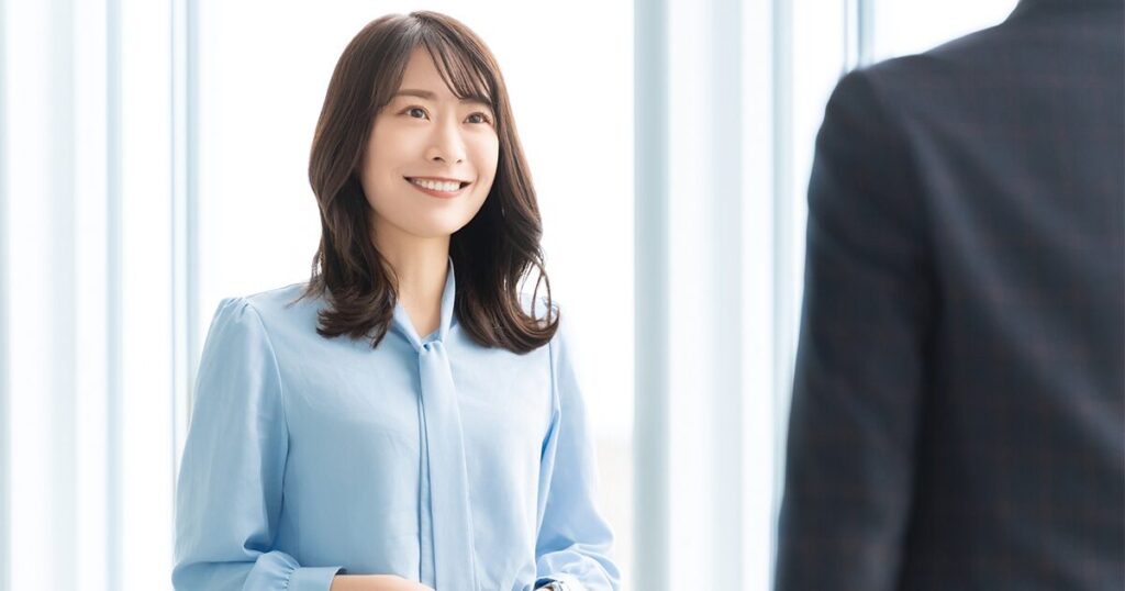 抵触日を迎えた後の働き方について相談している女性のイメージ
