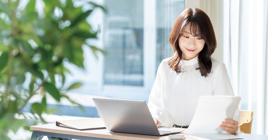 派遣社員としてオフィスで働いている女性