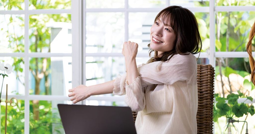 未経験でもできる仕事をパソコンで探している女性
