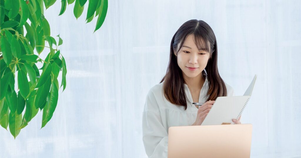 仕事で役立つスキルを身につけるために勉強している女性