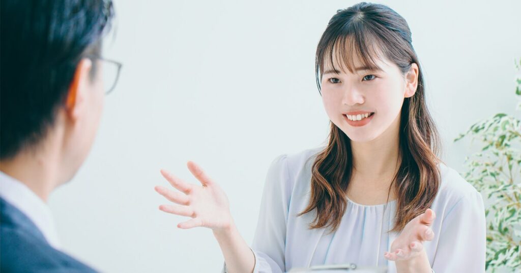 派遣会社の担当者に希望する仕事について相談する女性