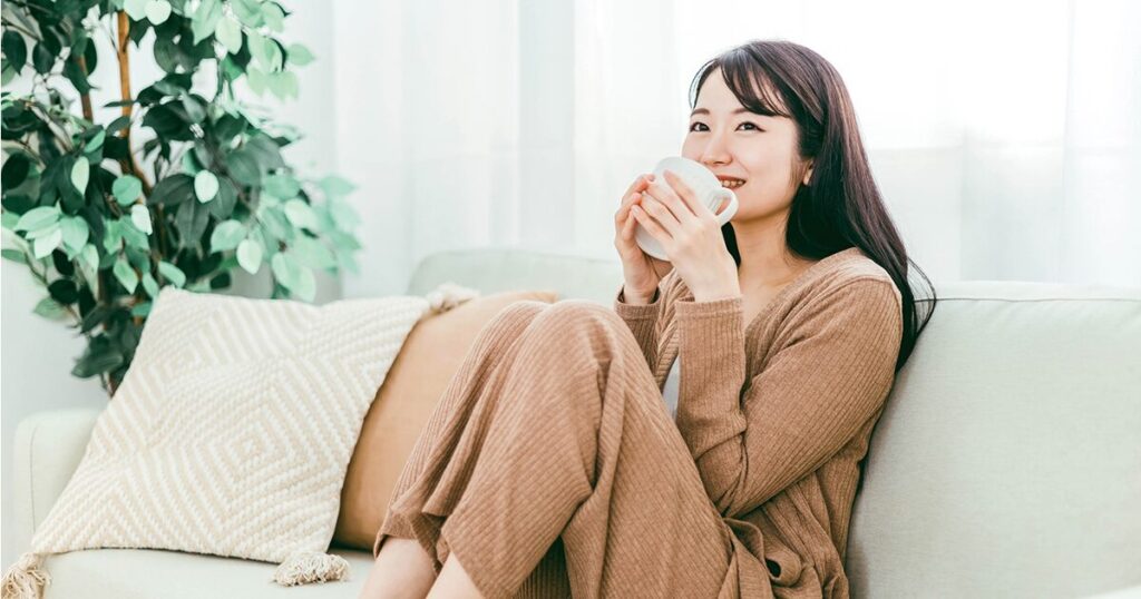 仕事のやる気がでないときに、休暇をとり、自宅でリラックスして過ごす女性