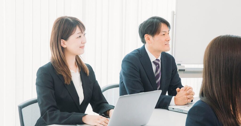 研修でビジネス敬語を学んでいる若手会社員
