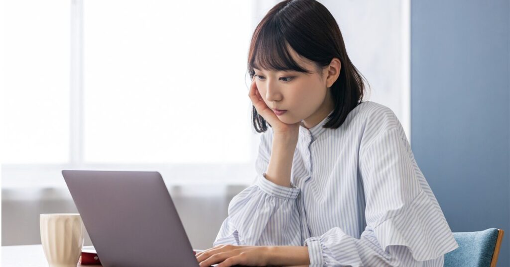 パソコンでビジネス敬語を使ったメールを作成している女性