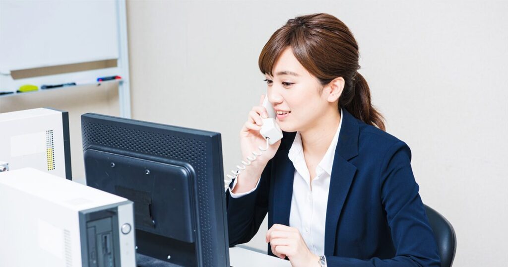 庶務の仕事の一つである電話対応をしている女性